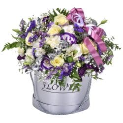 זר מתוק בתוך קופסה עם פרחים בעיטור פרלינים