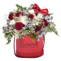 זר מתוק בתוך קופסה עם פרחים ופרלינים