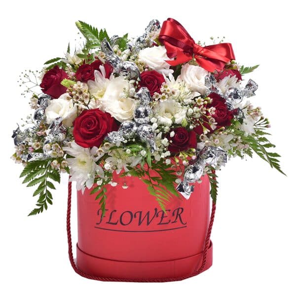 זר מתוק בתוך קופסה עם פרחים ופרלינים