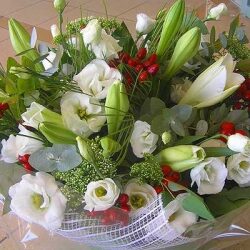זר פרחים מס’ 14 לבן בתוספת פלפלים אדומים