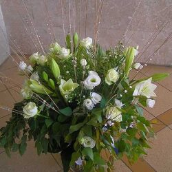 זר פרחים מס’ 15 לבן בתוספת זרדים עם פנינים