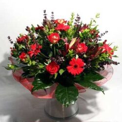 זר פרחים מס’ 28 ורדים אדומים בתוספת אדום בורדו