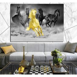 A-138 תמונה מעוצבת של סוסים דוהרים בשחור לבן עם סוס זהב על קנבס וזכוכית