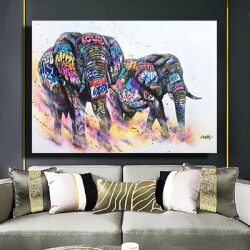A-352 תמונה של פילים צבעוניים בשילוב גרפיטי וצבעים על זכוכית וקנבס