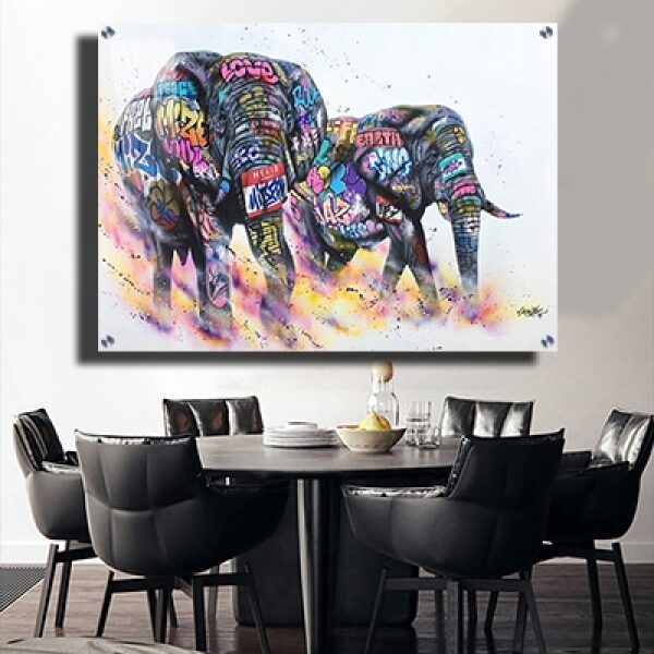 A-352 תמונה של פילים צבעוניים בשילוב גרפיטי וצבעים על זכוכית וקנבס
