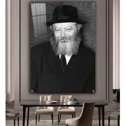 524 – תמונה של הרבי מליובאוויטש מחייך בשחור לבן על קנבס או זכוכית מחוסמת