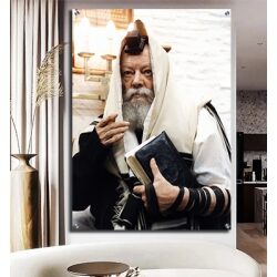 227 – תמונה של הרבי מליובאוויטש עם טלית ומחזיק ספר תורה