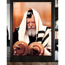 231 – תמונה מיוחדת של הרבי מליובאוויטש מתפלל עם טלית ותפילין
