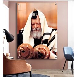 231 – תמונה מיוחדת של הרבי מליובאוויטש מתפלל עם טלית ותפילין