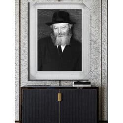 524 – תמונה של הרבי מליובאוויטש מחייך בשחור לבן על קנבס או זכוכית מחוסמת