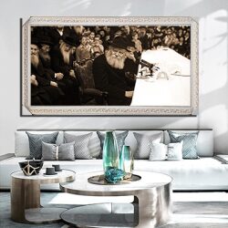 372 – תמונה פנורמית של הרבי מליובאוויטש מחייך בהתוועדות בגווני חום על קנבס או זכוכית