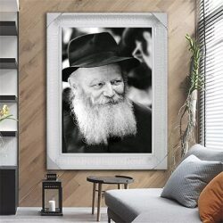 395 – תמונה של הרבי מליובאוויטש מחייך להדפסה על קנבס או זכוכית מחוסמת