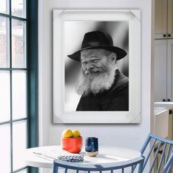 414 – תמונה בשחור לבן של הרבי מליובאוויטש מחייך על קנבס או זכוכית