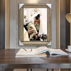 435 – תמונה של הרבי מליובאוויטש עם טלית ותפילין, מחזיק ספר תורה גדול