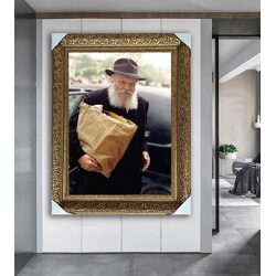 208 – תמונה של הרבי מליובאוויטש יוצא מהרכב עם שקית חומה