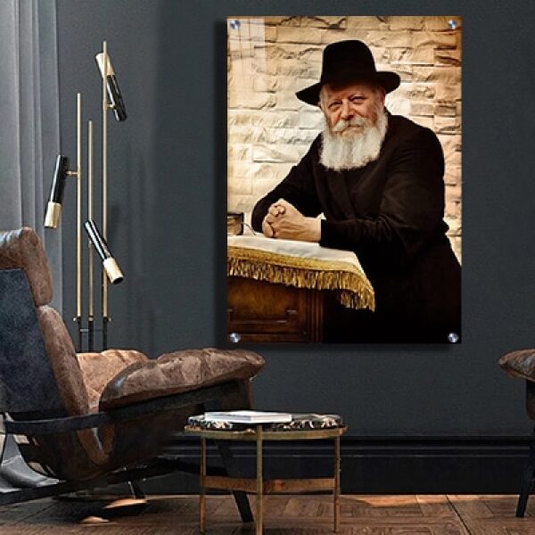 219 – תמונה של הרבי מליובאוויטש נשען על הסטנדר להדפסה על קנבס או זכוכית