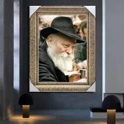 271 – תמונה של הרבי מליובאוויטש מחייך ומחזיק כוס של ברכה