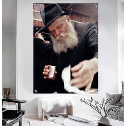 494 – תמונה של הרבי מליובאוויטש מברך עם כוס ברכה