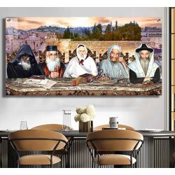 3006 – תמונה של הרבנים לבית משפחת אבוחצירא יושבים סביב שולחן על רקע הכותל בשקיעה