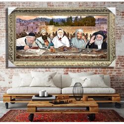 3007 – תמונה של הרבנים יושבים סביב שולחן על רקע הכותל בשקיעה