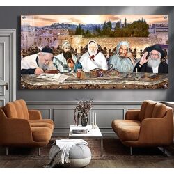3007 – תמונה של הרבנים יושבים סביב שולחן על רקע הכותל בשקיעה