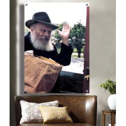 700 – תמונה של הרבי מליובאוויטש מנופף לשלום, מחייך ובידו שקית מכתבים חומה