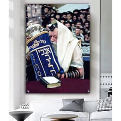 765 – תמונה של הרבי מליובאוויטש עם טלית ותפילין ומחזיק ספר תורה גדול