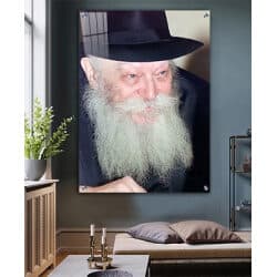 735 – תמונת פנים של הרבי מליובאוויטש מחייך על קנבס או זכוכית מחוסמת