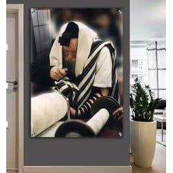 739 – תמונה של הרבי מליובאוויטש מניח תפילין ומתפלל להדפסה על קנבס או זכוכית