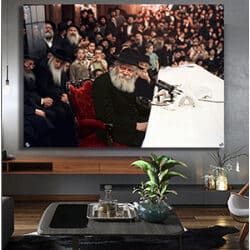 213 – תמונה מדהימה של הרבי מליובאוויטש יושב על כיסא אדום ומחייך בהתוועדות