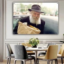 711- תמונה מיוחדת של הרבי מליובאוויטש מחזיק שקית מכתבים חומה ויוצא מהרכב