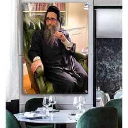 4162 – תמונה של של הרב יאשיהו פינטו יושב על כיסא להדפסה על קנבס או זכוכית מחוסמת