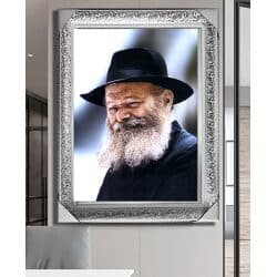 879 – תמונה של הרבי מליובאוויטש מחייך על קנבס או זכוכית מחוסמת