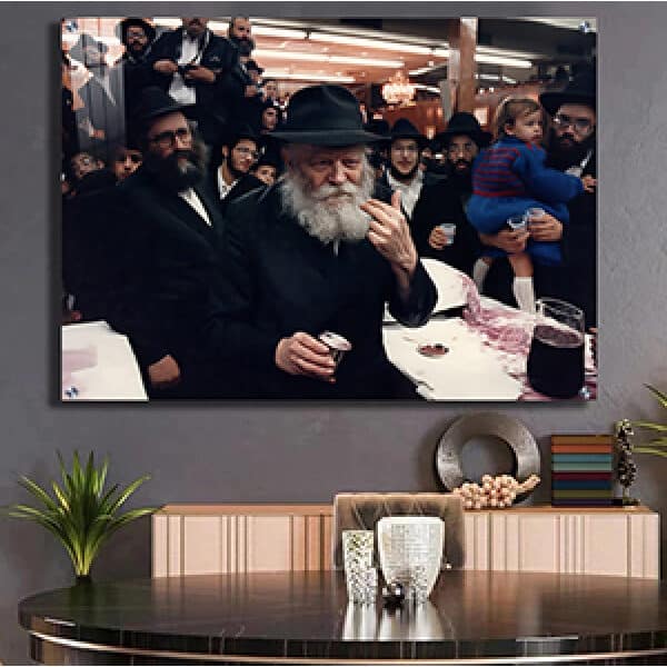 887 – תמונה מיוחדת של הרבי מליובאוויטש שורק בהתוועדות ומחזיק כוס של ברכה