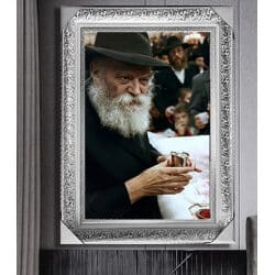887 – תמונה מיוחדת של הרבי מליובאוויטש מחזיק כוס של ברכה בהתוועדות