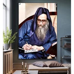 4179 – תמונה מיוחדת של הרב יאשיהו פינטו רושם בספר להדפסה על קנבס או זכוכית