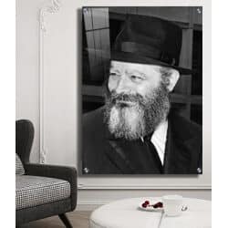 722 – תמונה של הרבי מליובאוויטש מחייך בצעירותו בשחור לבן להדפסה על קנבס או זכוכית