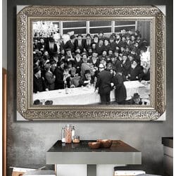 795 – תמונה של הרבי מליובאוויטש בהתוועדות שחור לבן על קנבס או זכוכית
