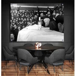 797 – תמונה של הרבי מליובאוויטש בהתוועדות שחור לבן על קנבס או זכוכית