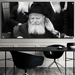 800 – תמונה מלבנית של הרבי מליובאוויטש מחייך ושם יד על האוזן בשחור לבן