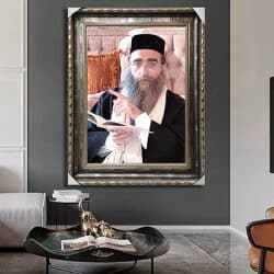 4000 – תמונה של הרב יאשיהו פינטו מחזיק ספר תורה