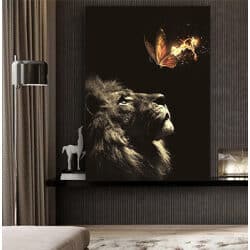 A-68 תמונת זכוכית או קנבס של אריה מול פרפר בלהבות לסלון או חדר שינה