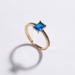 טבעת בשיבוץ אבני סברובסקי וקריסטל כחול Danon