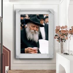 549 – תמונה של הרבי מליובאוויטש מחזיק כוס ברכה להדפסה על קנבס או זכוכית