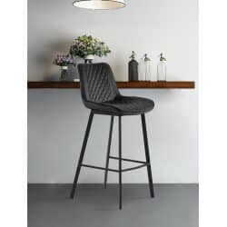 כיסא בר מעוצב – ריפוד קטיפה בשילוב רגלי מתכת שחורות – דגם לרגו
