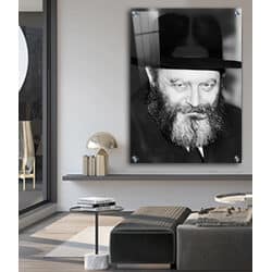 284 – תמונה של הרבי מליובאוויטש מחייך בצעירותו בשחור לבן