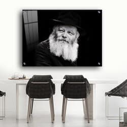 605 – תמונה של הרבי מליובאוויטש מביט הצידה בשחור לבן על זכוכית או קנבס