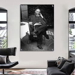 566 – תמונה של אדמור הריי”ץ יושב בחצר בשחור לבן – רבי יוסף יצחק שניאורסון
