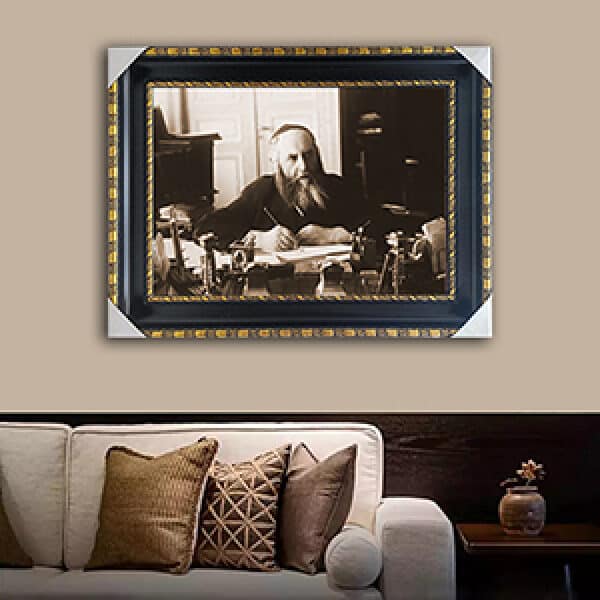 577 – תמונה של אדמור הריי”ץ יושב בחדרו – רבי יוסף יצחק שניאורסון