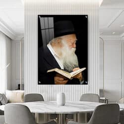 5066 – תמונה של הרב חיים קנייבסקי מחזיק ספר תורה על קנבס או זכוכית